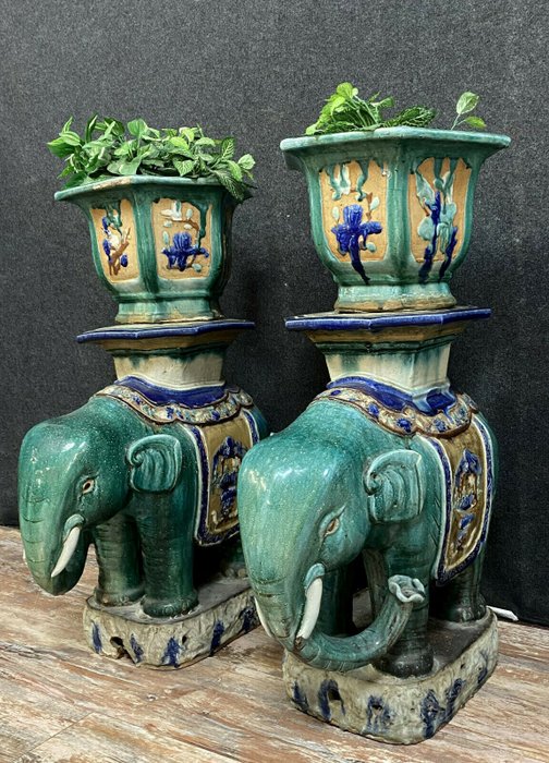 Paar grote sokkelolifanten met hun potcovers - Keramiek