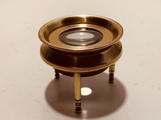 三足读卡放大镜/放大镜 (1) - 玻璃, 黄铜 - 19世纪