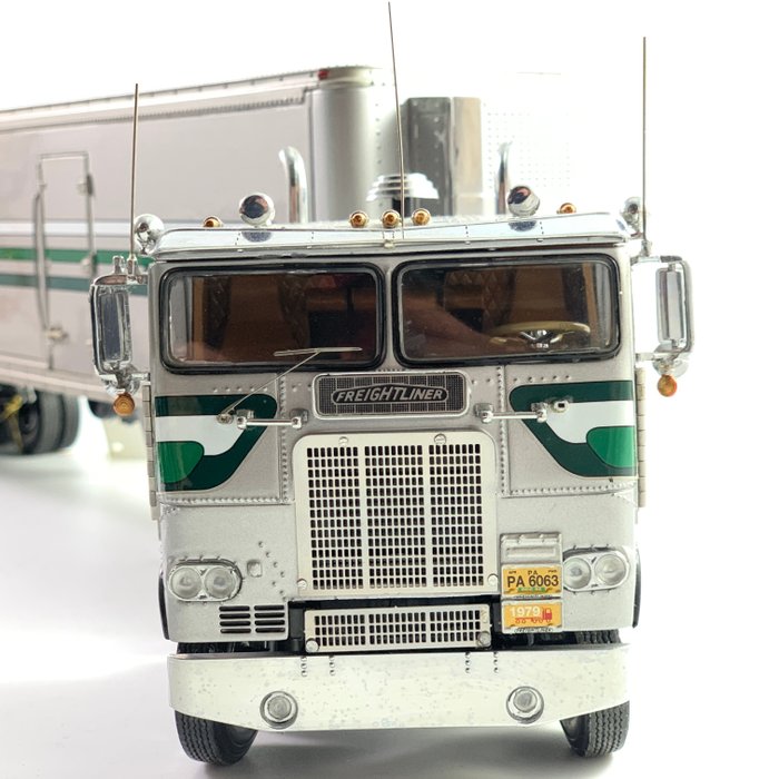Franklin Mint - 1:32 - Freightliner Truck and Trailer