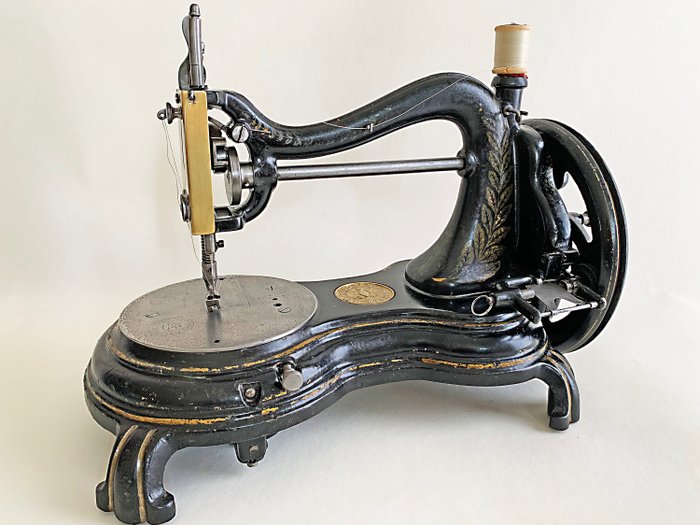 The Jones Sewing Machine Company - Serpentine / Cat Back / Swan Neck - 手持式機器，約1880年 - 鑄鐵