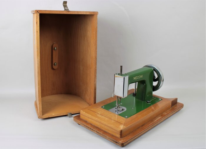 Necchi Nova - Tragbare Nähmaschine mit Tragetasche, 1950er Jahre - Holz, Stahl