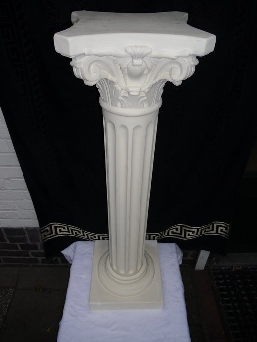 Pedestal de pilar ricamente decorado en estilo griego romano - Yeso