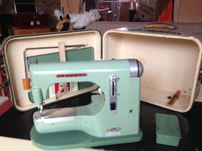 Fridor Stitchmaster - 縫紉機完成在手提箱和各種多面,20世紀50年代 - 鋼