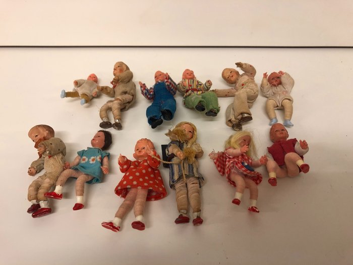 12 oude poppenhuis poppetjes - Puppe
