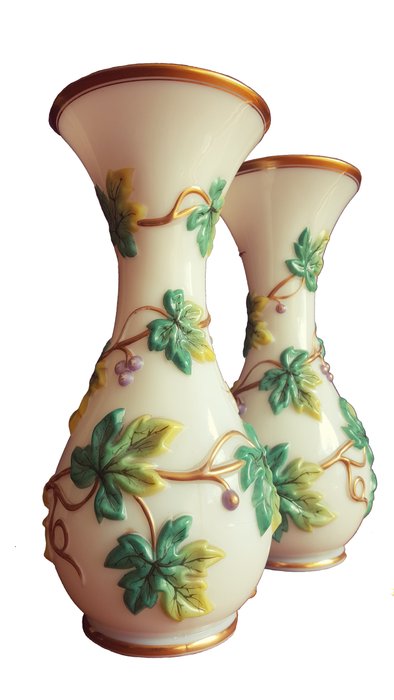 Baccarat - 一对百家乐花瓶|乳白玻璃|葡萄藤 (2) - 拿破仑 III - 镀金, 乳白玻璃 - 19世纪中期