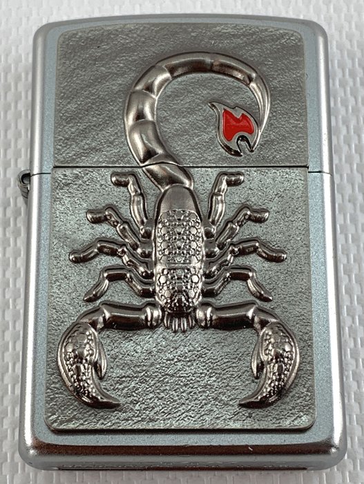 Zippo - LIMITED EDITION Zippo Scorpion with red flame on heavy plate,  collector item - Accendino - Catawiki