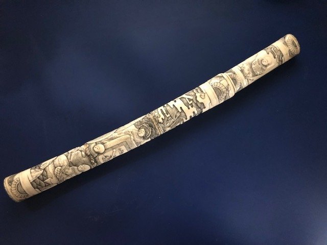 Antiikki miekka (2) - veistetyt koristeet - Norsunluu - Eight Buddhist symbols - unbekannter Kunsthandwerker - Antikes Schwert mit handgeschnitztem Griff und Scheide aus Elfenbein - Kiina - noin vuonna 1900