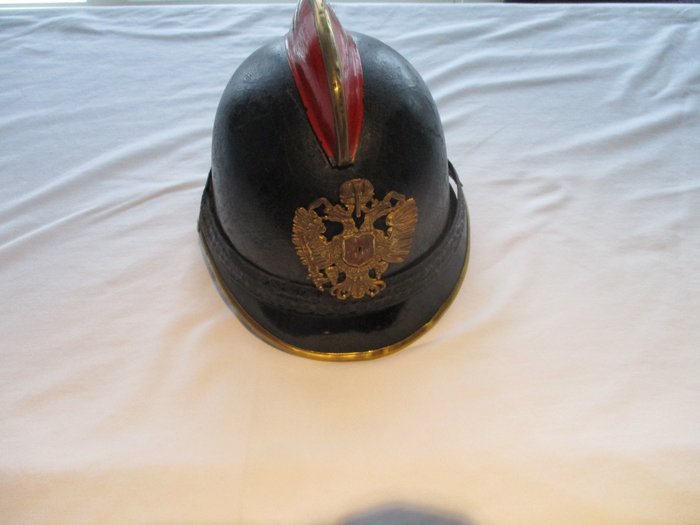 Império Austro-Húngaro. - capacete de bombeiros, couro, metal e cobre com emblema - início do século 20