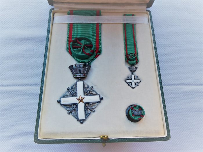 Itália - Ordem do Mérito da República Italiana (OMRI), conjunto completo de condecorações de cavaleiros - 1955