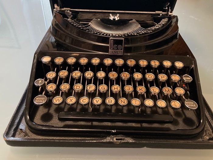 Olivetti, Ico Mp1 - Máquina de escribir con estuche, años 30 - Acero