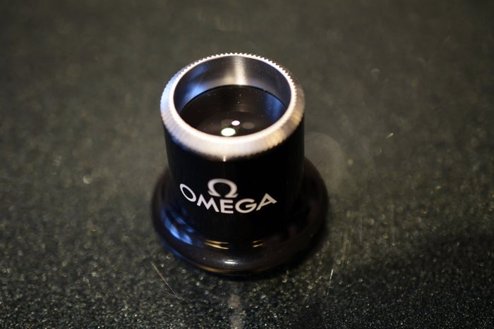 Lupa ceasornicarului Omega de 2 ori mărire de 1/2 ori cu ambalaj original - Metal, sticlă, plastic - Secolul 21
