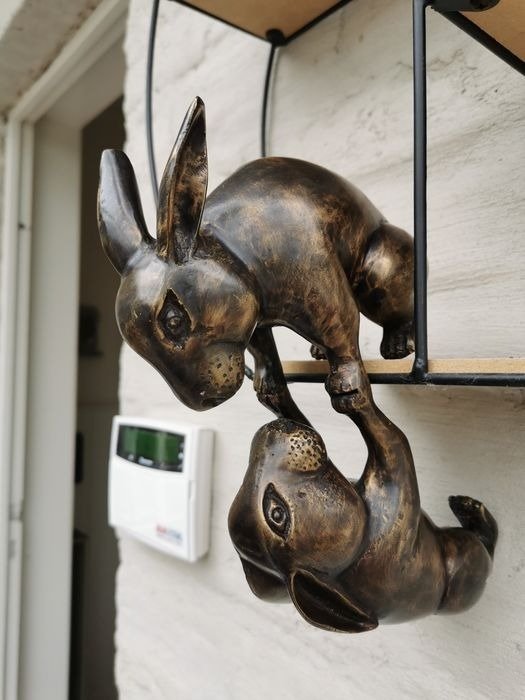 雕像 - Falling hares - 黄铜色