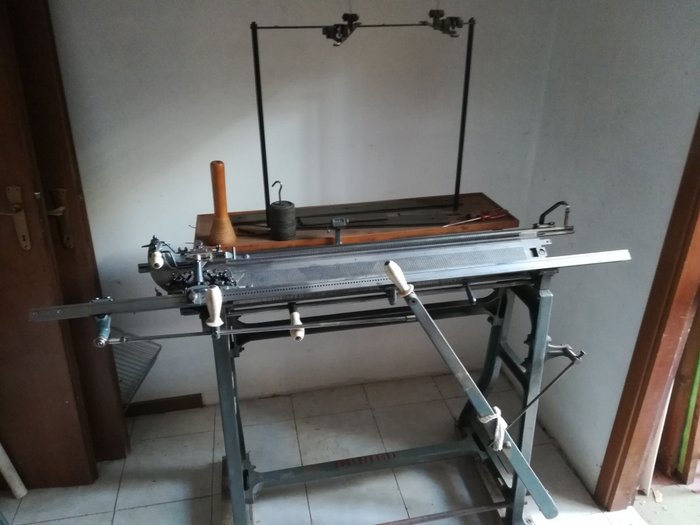 DUBIED - machine à tricoter manuelle + bobineuse (2) - Fer (fonte/fer forgé)