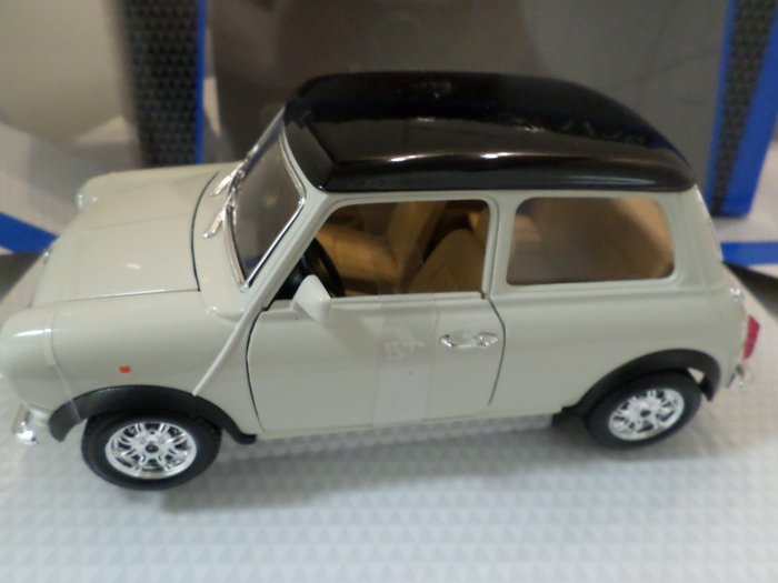 Image 3 of BburagoItalianDesign - 1:18 - Mini Cooper ,,, 1969 ///