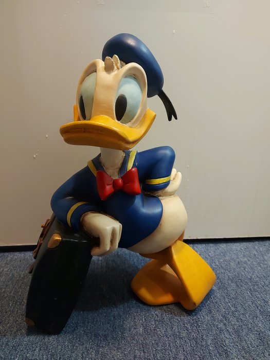 Donald Duck - Beeld - Donald Duck met koffer - 58cm