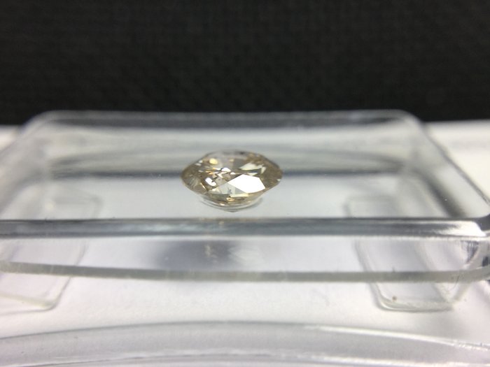 Diamant - 0.59 ct - Brillant - Fancy Hell braun - I1