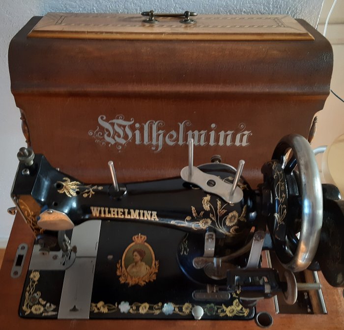 20-jarige jubileum van Koningin Wilhelmina – Dürkopp naaimachine met stofkap – Hout, IJzer (gegoten/gesmeed)
