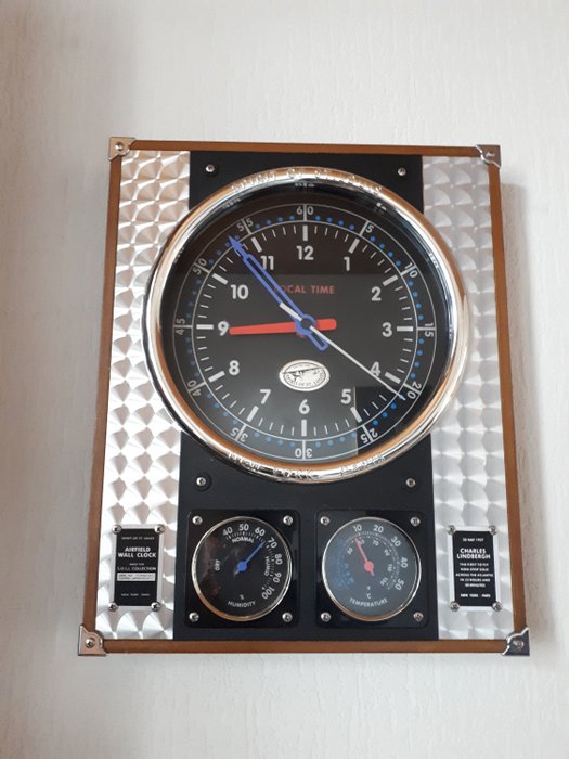 Horloge de mur d’aérodrome d’esprit de St Louis - bois, verre, chrome et plastique
