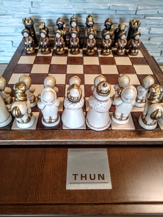 Thun - Thun Exklusive - Design sakktábla figurák kerámiából (1) - Kortárs - Kerámia fa bársony
