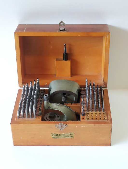 Boley Punch Box / treibnit. Uhrmacherwerkzeuge, Uhrmacherwerkzeuge - Stahl, Holz - Erste Hälfte des 20. Jahrhunderts