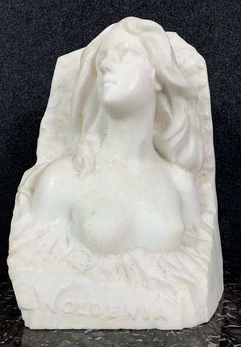Escultura, uma mulher nua - Mármore, mármore branco de Carrara - Ca. 1900
