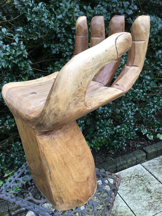 Houten stoel in de vorm van een hand – Suar hout