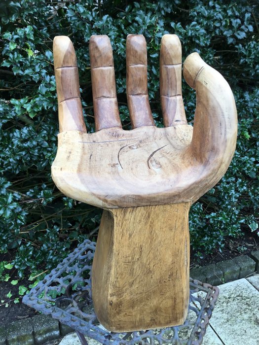 Houten stoel in de vorm van een hand – Suar hout