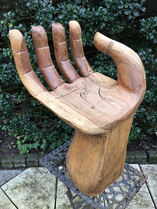 Houten stoel in vorm van een hand - Suar hout - Catawiki