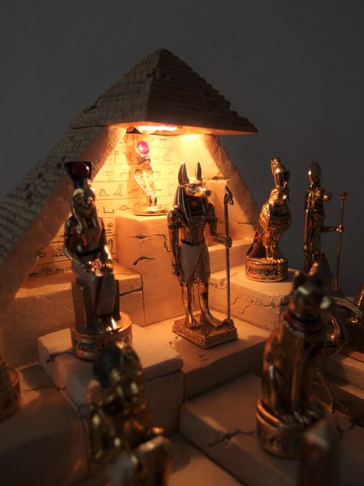Piramide – Collector’s item – Treasures of the Pharaohs (2000) – 17 vergulde ornamenten 18 krt Goud