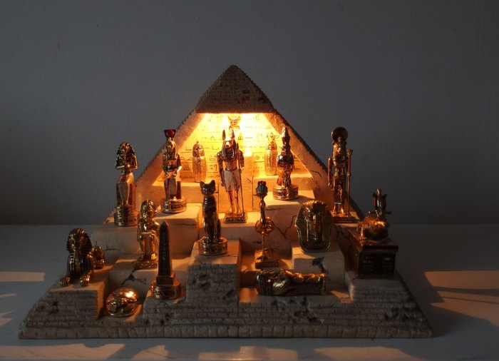 Pirâmide - Item de colecionador - Tesouros dos Faraós (2000) - 17 ornamentos banhados a ouro ouro de 18 crt