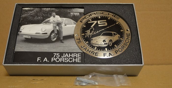 Dekoratív darab - Original PORSCHE Plakette Badge  75 JAHRE F.A.+ - Porsche - After 2000