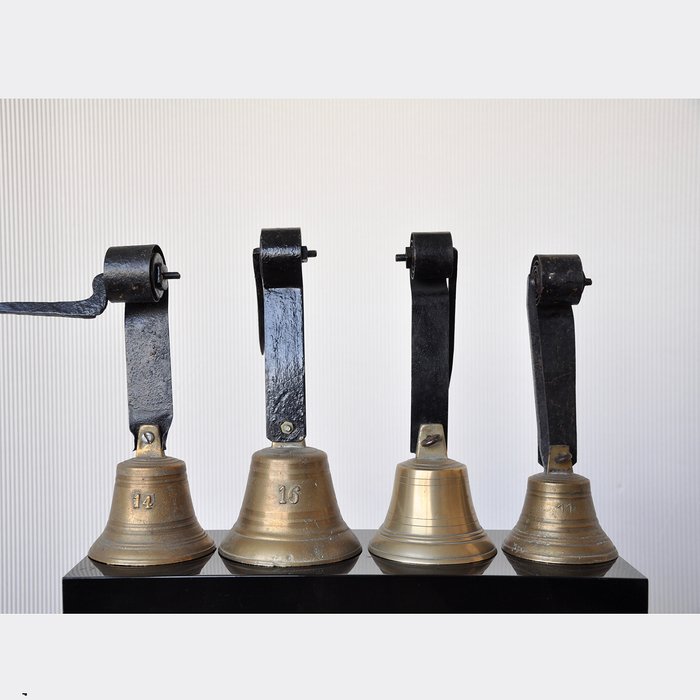 Antike Türklingeln aus Bronze / Federglocken (4) - Bronze (vergoldet/ versilbert/ patiniert/ kalt lackiert), Eisen (Gusseisen/ Schmiedeeisen)