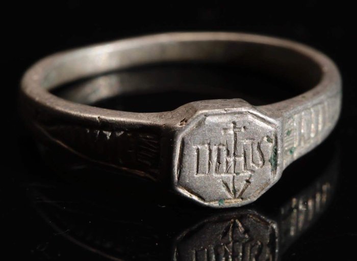 Medeltid Silver Ring med ett jogogram från jesuiterna IHS-Iesus Hominum Salvator & Anchor designad som ett långt kors