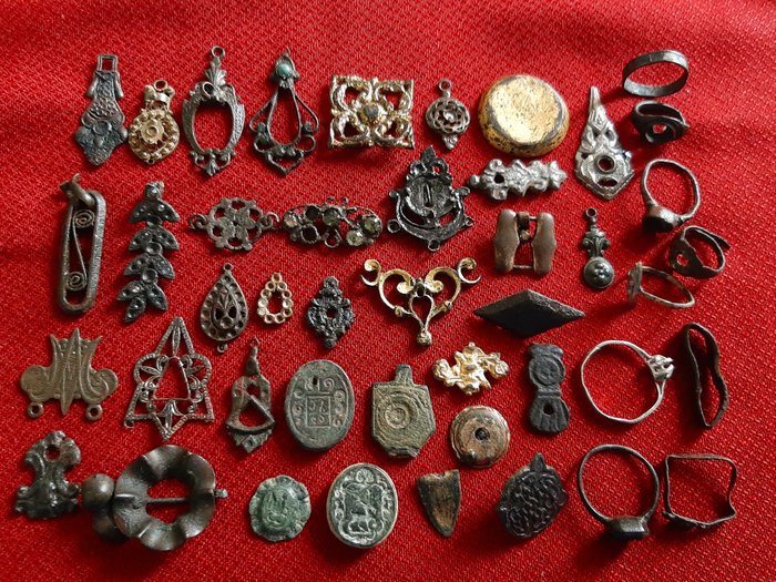 Grande collection de bijoux et d'ornements médiévaux (44) - Style Médiéval - Bronze, Cuivre, feuille d'or et pierre