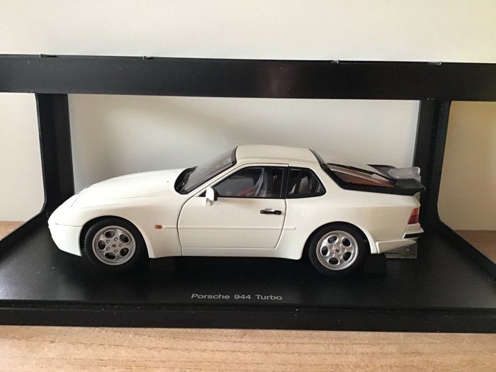 Autoart - 1:18 - Porsche 944 Turbo - White - Very rare!