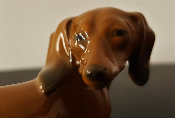 Rosenthal - A pooping dachshund figurine - Porcelain