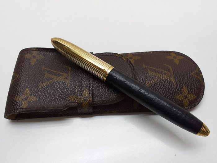 LOUIS VUITTON PEN IN SILVER AND BROWN LEATHER. Art - Other - Auctionet