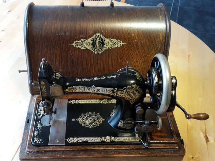 Singer 28k - Sewing machine with wooden cover, 1910 - Steel, Wood