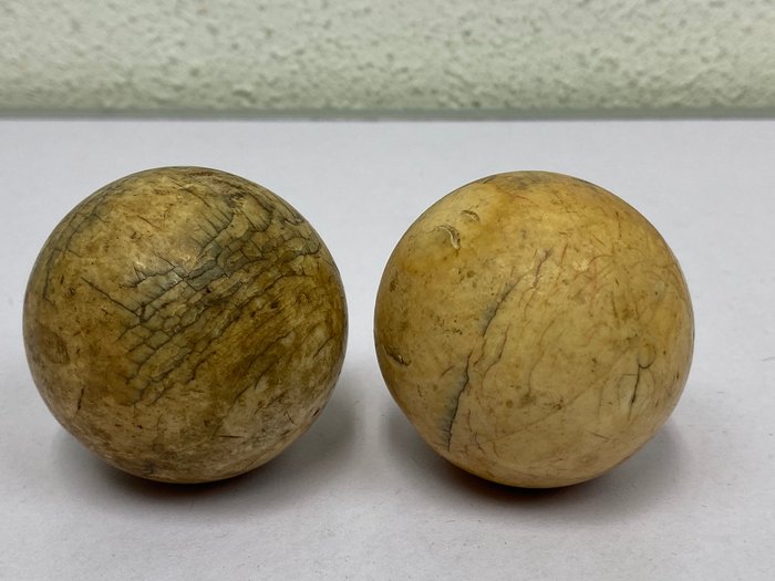 Twee ivoren biljartballen + certificaat  - Ivoor - Circa 1860 