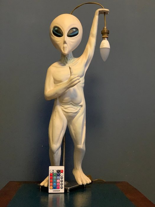 Grande lampada vintage molto speciale di Alien che contiene lampada con varie luci soffuse - Resina, cromata