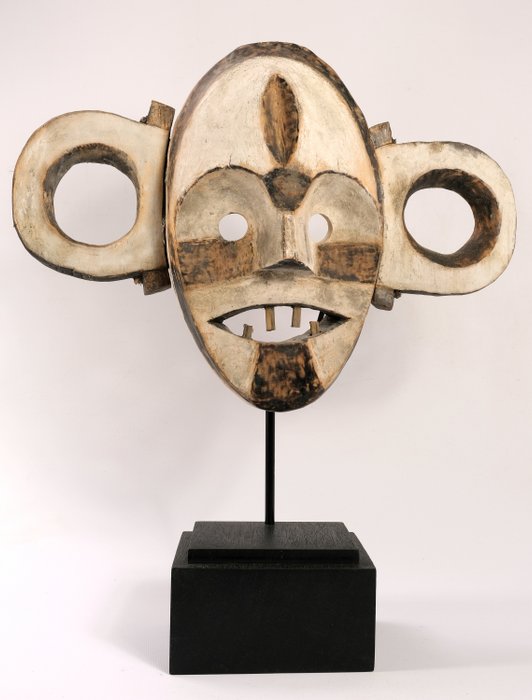 Maschera di guerra fine e rara - legno chiaro dell'albero di congenia di Alstonia e canna - Boa - D.R.C. 
