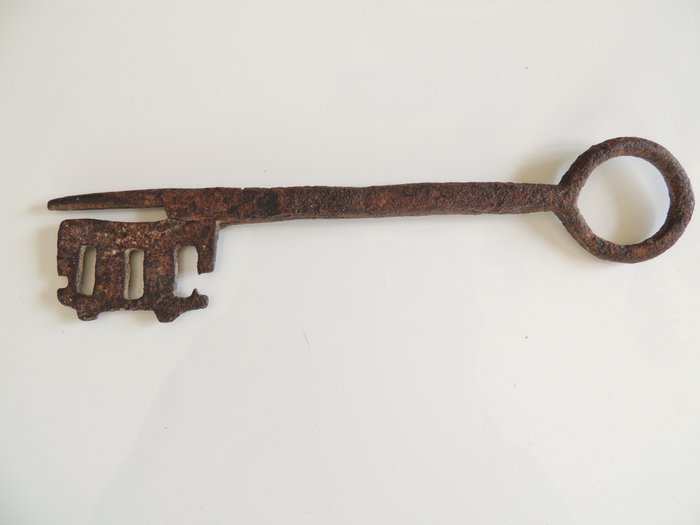 Middeleeuwse sleutel - Ijzer (gesmeed) - Tweede helft 13e eeuw