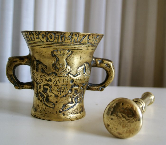 仿古青铜荷兰臼杵和题字 - 黄铜色