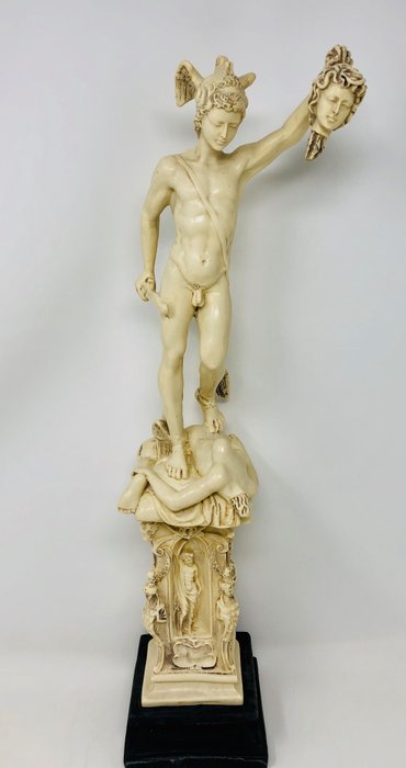 Amilcaro Santini - 英仙座和美杜莎雕像 - 树脂和大理石粉末