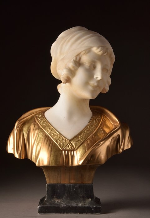 Georges Morin (1874-1950) - Szobor, Egy fiatal nő mellszobra - 60 cm (1) - Alabástrom, Bronz, Márvány - Early 20th century