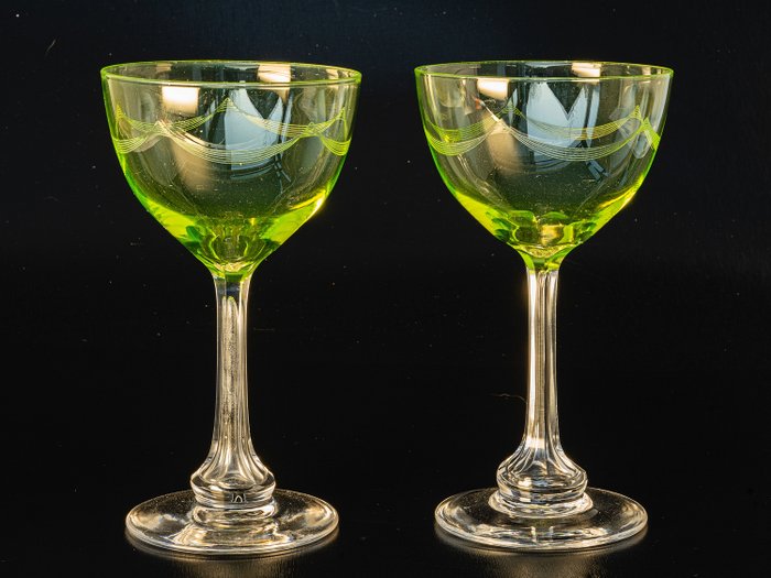 Hans Christiansen - Theresienthal - Due bicchieri da vino Art Nouveau - Altezza 15 cm - Vetro, Vetro di uranio