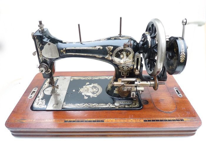 Frister & Rossmann - Zeldzame naaimachine uit ca.1913. - ijzer, porselein en hout