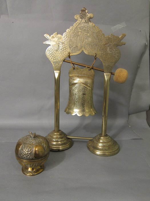 Bell / gong i stativ med mallet og sirih krukke (2) - Messing - Java, Indonesia 