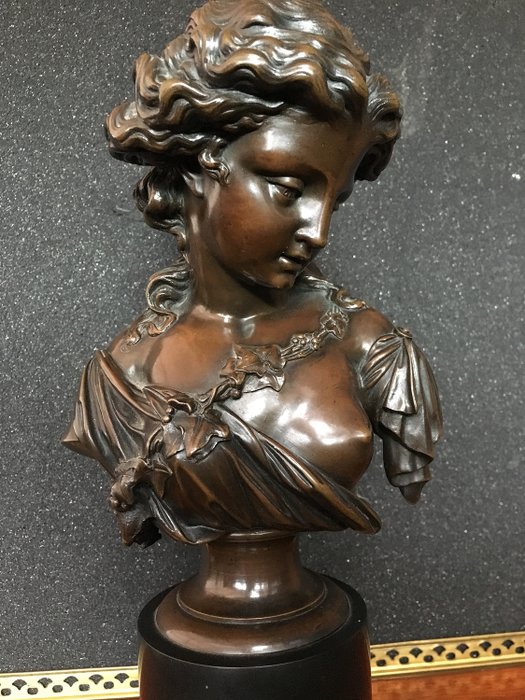 裸露胸部的女人的半身像 - Bronze (patinated) - 20世紀初