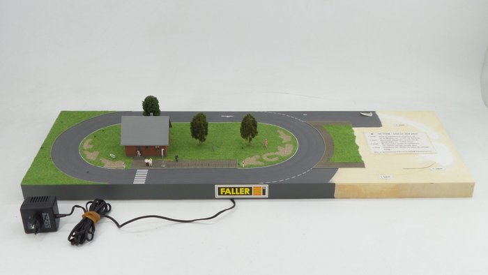 Faller H0 - 1655 - Sceneri - Diorama "Faller Car System" Demo Lane med Stoplight med Start og Stop system